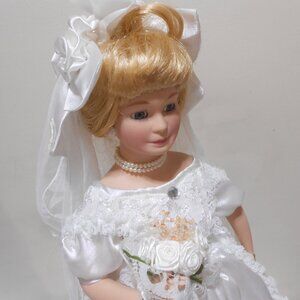 Heather Lynn porcelain Bride DOLL w/ stand vail train flowers Jewelry 15" NICE🎁
